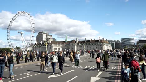 Menschen,-Die-An-Einem-Sonnigen-Tag-In-London-über-Die-Geschlossene-Westminster-Bridge-Spazieren-Gehen