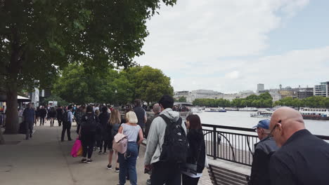 People-queueing-for-the-Queen-lying-in-state-at-Southbank-in-London