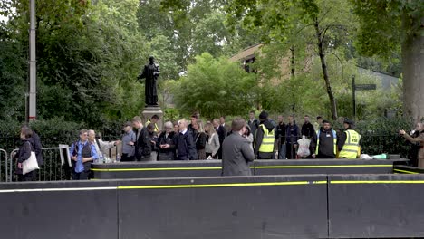 Schlange-Am-Ausgang-Der-Victoria-Tower-Gardens-Nach-Süden-Auf-Dem-Weg,-Königin-Elizabeth-II.-Im-Staat-Liegen-Zu-Sehen