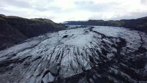 Drone-Volando-Lateralmente-Panshot-Sobre-El-Glaciar-Solheimajokull,-Islandia-4k
