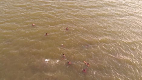 Luftaufnahme-Von-Männlichen-Rettern,-Die-Für-Das-Hochwasserrettungstraining-In-Balochistan-Schwimmen