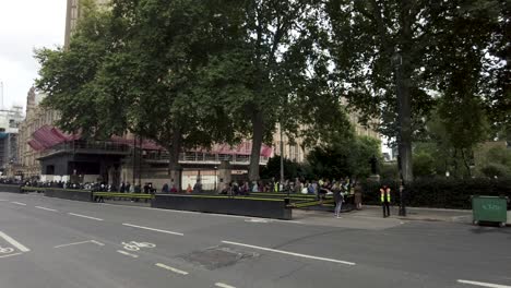 Fila-De-Personas-Que-Salen-De-Los-Jardines-De-La-Torre-Victoria-Hacia-El-Sur-En-Camino-A-Ver-A-La-Reina-Isabel-Ii-Tumbada-En-El-Estado