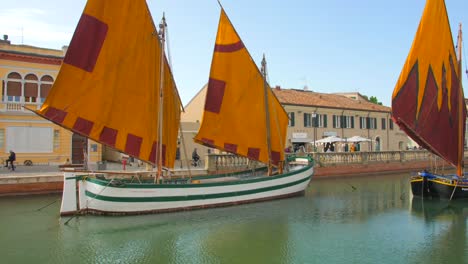 Fishing-Boats-Floating-In-The-Port-Canal,-Surveyed-And-Drawn-By-Leonardo-da-Vinci-In-Cesenatico,-Italy