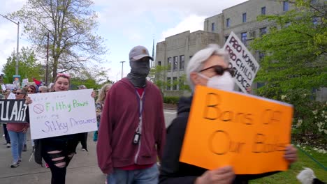 Manifestantes-En-Olympia-Washington-Desafían-La-Disolución-Del-Derecho-Al-Aborto-En-Los-Estados-Unidos