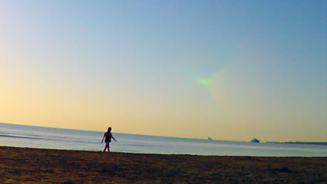 Damen,-Die-An-Einem-Schönen-Tag-Bei-Sonnenaufgang-Am-Strand-Entlang-Spazieren