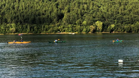 Clip-Von-Einigen-Kajaks-Beim-Segeln-Im-Pancharevo-See,-Bulgarien