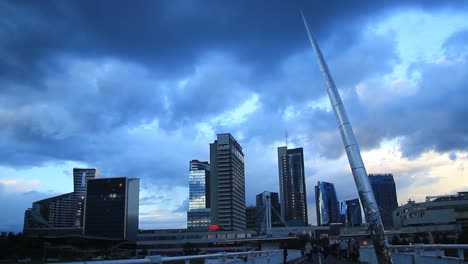 Ray-–-Spear-Skulptur,-Die-Die-Weiße-Brücke-In-Der-Hauptstadt-Vilnius,-Litauen,-Baltikum,-Europa-Durchbohrt