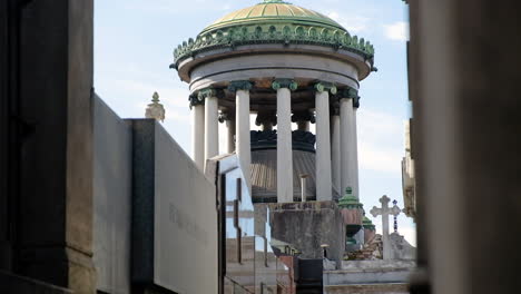 Altes-Mausoleum-Und-Straße-Im-La-Recoleta-Friedhof-Neigen-Sich-Tagsüber-Zu-Hoch