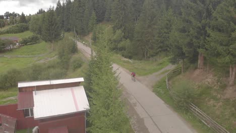 Statische-Luftaufnahme-Von-Tura-Cu-Copaci,-Einem-Radrennen-In-Colibita,-Rumänien,-Mit-Radfahrern-Auf-Der-Straße