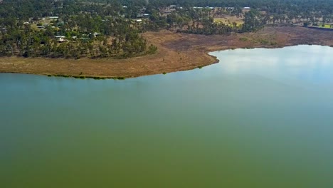 Drohnenaufnahmen,-Die-Sich-Rückwärts-über-Den-Färbersee-Bewegen-Und-Beide-Seiten-Des-Sees-Enthüllen