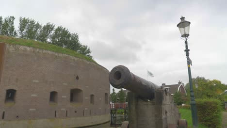 Un-Primer-Plano-De-Un-Viejo-Cañón-En-Un-área-Del-Patrimonio-Mundial,-Amsterdam