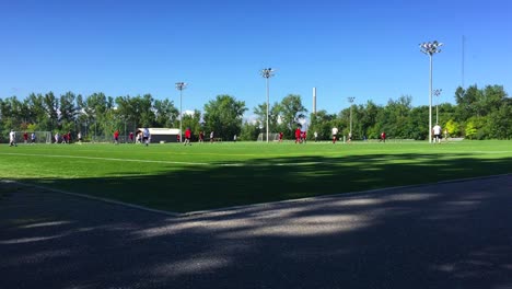 Breiter-Schuss-Von-Sportfeldern-Am-Kirschstrand-Mit-Spiel,-Das-In-Der-Ferne-Gespielt-Wird