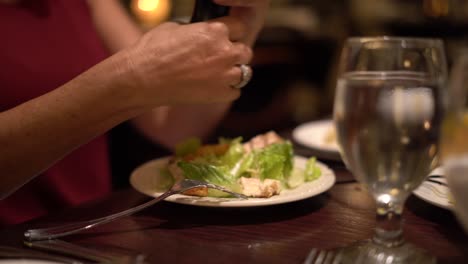 4K-Frau,-Die-Salat-In-Einem-Schicken-Restaurant-Im-Yosemite-Nationalpark,-Kalifornien,-Isst