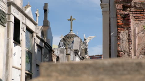 Kuppel-Des-Mausoleums-Mit-Kreuz-Tagsüber-Mit-Unscharfem-Vordergrund-Im-Friedhof-La-Recoleta