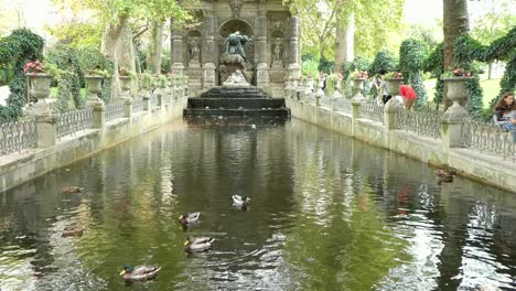 Una-Hermosa-Vista-De-La-Fuente-Medici-En-Los-Jardines-De-Luxemburgo-En-París