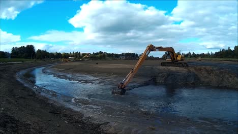 Las-Excavadoras-Están-Trabajando-Con-Baldes-Para-Limpiar-Lodos-De-Lodo-Y-Escombros-Del-Fondo-Del-Río-Drenado