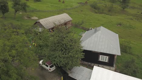 Vista-Aérea-De-Ciclistas-Y-Bicicletas-Descansando-Fuera-De-Una-Casa-De-Campo-Durante-Una-Carrera-De-Bicicletas-En-La-Rumania-Rural