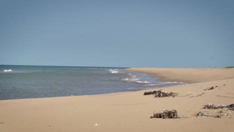 Una-Hermosa-Playa-De-Arena-Y-Un-Suave-Oleaje-En-Un-Día-Soleado-En-Las-Islas-Magdalen