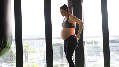 Videoaufnahmen-Eines-Schwangeren-Weiblichen-Fitnessmodels,-Das-Während-Ihres-Dritten-Schwangerschaftstrimesters-Kettlebell-Übungen-In-Einem-Fitnessstudio-Macht