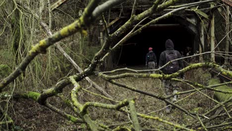 Zwei-Junge-Männer-Betreten-Einen-Verlassenen-Tunnel