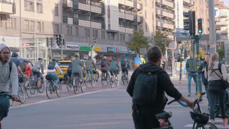 Zeitlupe-Nahaufnahme-Von-Menschen,-Die-Im-Stadtzentrum-Von-Stockholm-Hetzen-Und-Rad-Fahren