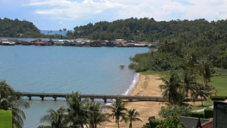 Una-Toma-Estática-De-Una-Bahía-Con-Un-Muelle-Y-Un-Muelle-De-Pescadores-Al-Fondo,-Koh-Chang,-Tailandia