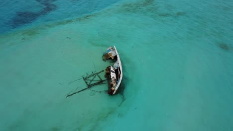 Shipwreck-in-Caribbean-Sea-by-drone,-San-Andrés,-Colombia