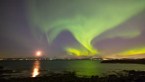 A-Medida-Que-La-Luna-Desaparece,-El-Agua-Desciende-Y-La-Aurora-Desaparece-En-El-Horizonte-Sur