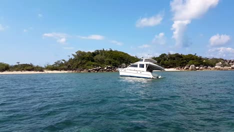 Ship-wreck-crashed-in-shallow-tropical-waters-with-Brook-Islands-in-background