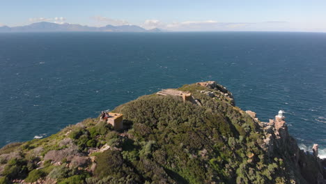 Fliegen-über-Einen-Aussichtspunkt-In-Den-Bergen-In-Richtung-Ozean-Neben-Den-Stränden-Von-Cape-Point-In-Südafrika