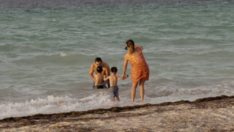 Familia-Feliz-Con-Un-Niño-En-La-Playa-Puerto-Progreso-Vida-En-Merida-Yucatan-Mexico