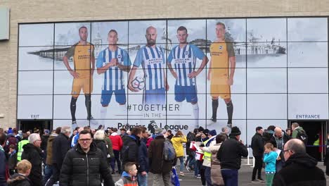 Premier-League-Fans-Kommen-Im-Falmer-Stadium-Vor-Brighton-And-Hove-Albion-Vs.-Manchester-United-An