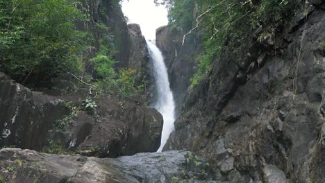 Cascada-En-Una-Selva-Tropical,-Tailandia