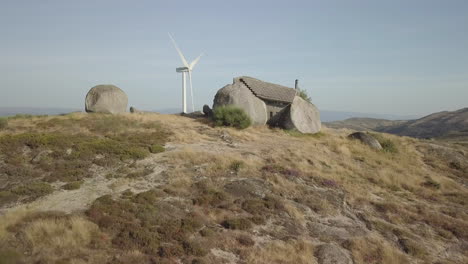 Das-Berühmte-Steinhaus-In-Portugal,-Luftaufnahmen-In-4k