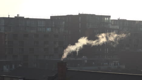 Uk-Oktober-2018---Frühmorgendliches-Sonnenlicht-Fängt-Dampf-Auf,-Der-Aus-Einem-Schornstein-Auf-Einem-Alten-Schuldach-Vor-Neu-Gebauten-Luxuswohnungen-Im-Osten-Londons-Aufsteigt