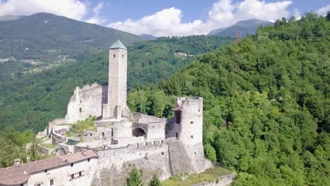 Luftaufnahme-Typ-Aufnahme-Von-Castel-Telvana-In-Borgo-Valsugana,-Trentino,-Italien-Mit-Drohne,-Die-An-Einem-Sehr-Klaren-Tag-Rückwärts-Fliegt