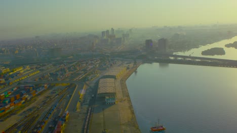 Eine-Große-Ansicht-Des-Hafens-In-Karatschi-Pakistan-Mit-Viel-Logistik-Und-Containern