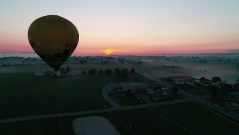 Globos-Aerostáticos-Despegando-En-Una-Mañana-Nublada-De-Otoño