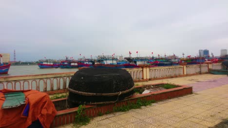 Barcos-De-Pesca-De-Vietnam-En-Un-Río-Junto-Al-Río,-Ultra-Hd
