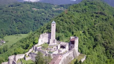 Vista-Panorámica-Aérea-Del-Castel-Telvana-En-Trentino-Italia