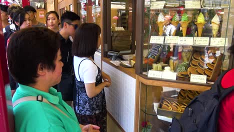 Japoneses-Tomando-Postre-En-La-Tienda