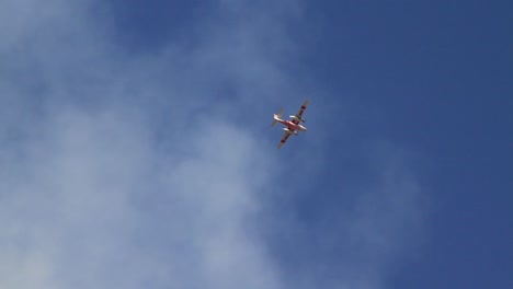 Small-airplane-flying-through-smoke,-fighting-a-California-wildfire