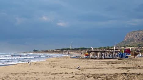 Tras-Un-Verano-Muy-Movido,-Este-Chiringuito-Se-Queda-Totalmente-Vacío-A-Principios-De-Otoño