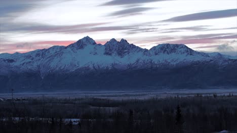 Lapso-De-Tiempo-De-Las-Nubes-Sobre-Los-Picos-De-Anclaje-Mientras-Se-Pone-El-Sol,-Alaska