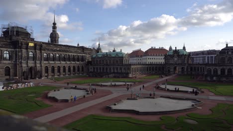 Berühmter-Und-Historischer-Zwinger-In-Der-Dresdner-Stadt-Und-Einige-Touristen