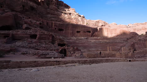 Rotierende-Aufnahme-Des-Alten-Petra-Theaters,-Das-An-Einem-Klaren-Und-Hellen-Sonnigen-Tag-In-Der-Antiken-Stadt-Petra-Aus-Massivem-Felsen-Gehauen-Wurde