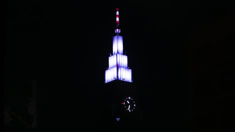 Uhrturm-Auf-Dem-Wolkenkratzer-In-Der-Dunklen-Nacht