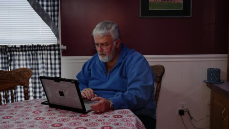 Jubilado-Molesto-Y-Enojado-Por-Usar-Una-Computadora-Y-Tecnología