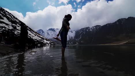 Mujer-Joven-Divirtiéndose-En-Un-Lago-Frío-En-Las-Montañas,-En-El-Volcán-Nevado-De-Toluca-México