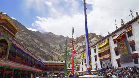 Vista-Giratoria-De-Turistas-En-El-Monasterio-De-Hemis-En-El-Festival-De-Hemis